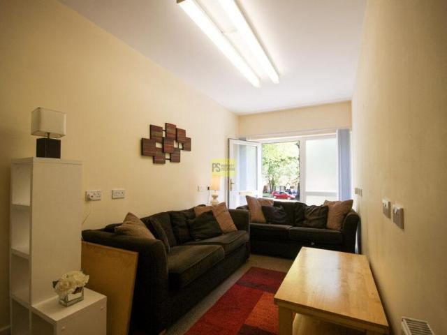 4 bedroom semi detached house to rent