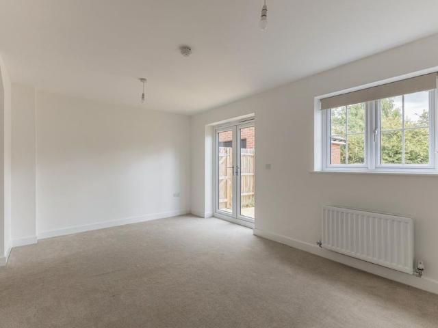 4 bedroom semi detached house to rent