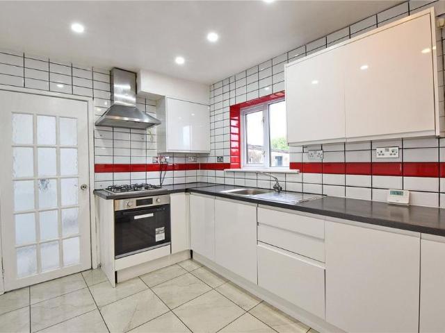 4 bedroom semi detached house to rent