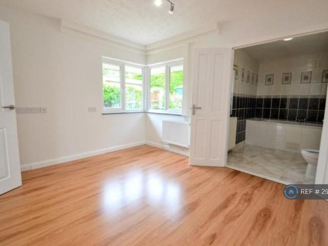 4 bedroom semi detached house to rent
