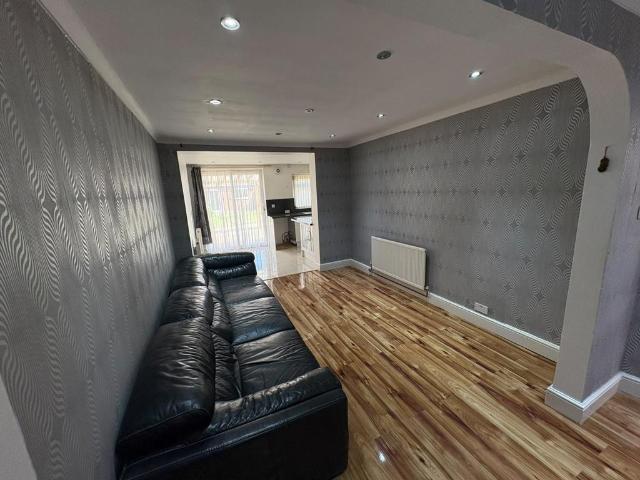 4 bedroom semi detached house to rent