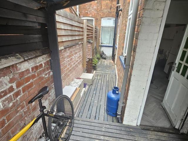 4 bedroom semi detached house to rent