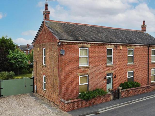 4 bedroom semi detached house to rent