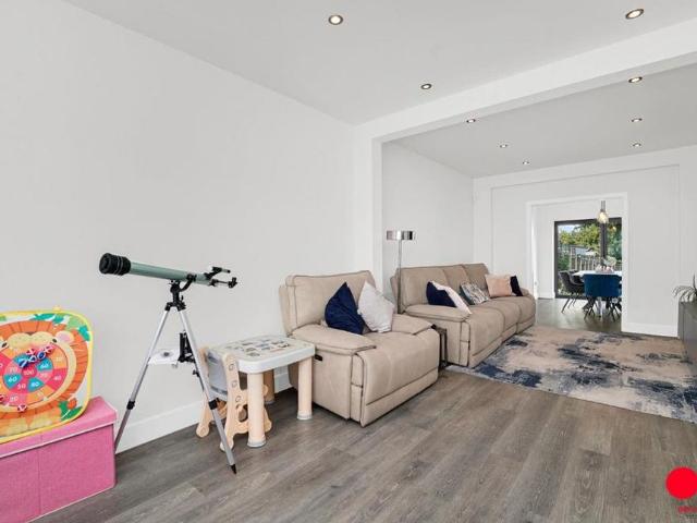 4 bedroom semi detached house to rent