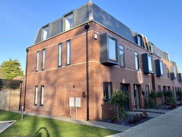 4 bedroom semi detached house to rent