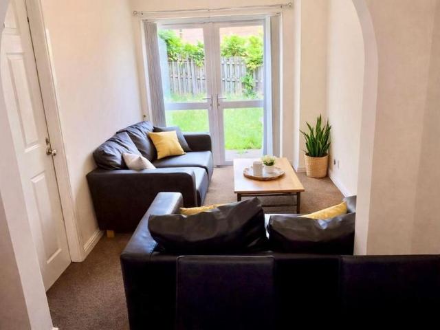 4 bedroom semi detached house to rent