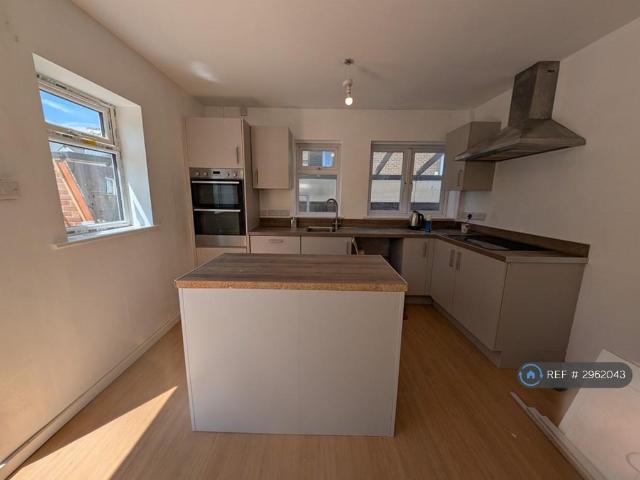 4 bedroom semi detached house to rent
