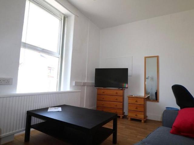 4 bedroom semi detached house to rent