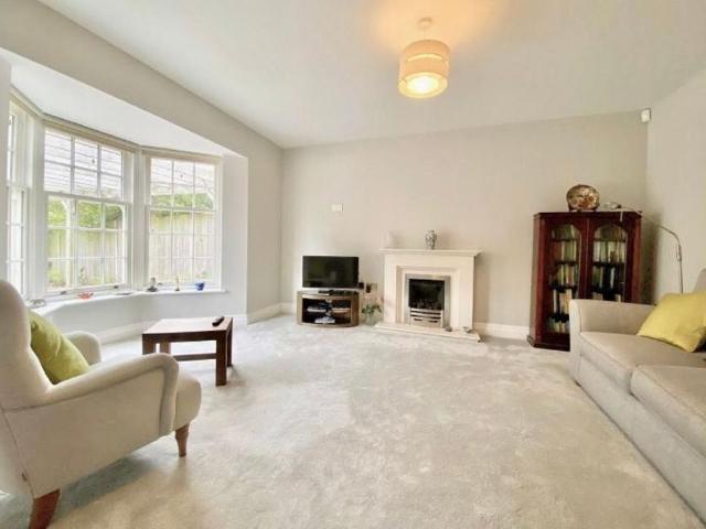 4 bedroom semi detached house to rent