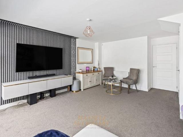 4 bedroom semi detached house to rent