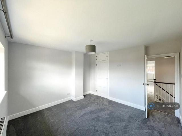 4 bedroom semi detached house to rent