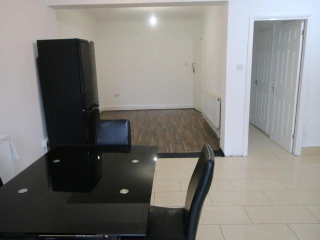 4 bedroom semi detached house to rent