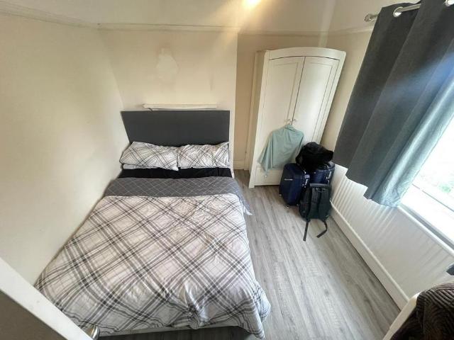4 bedroom semi detached house to rent
