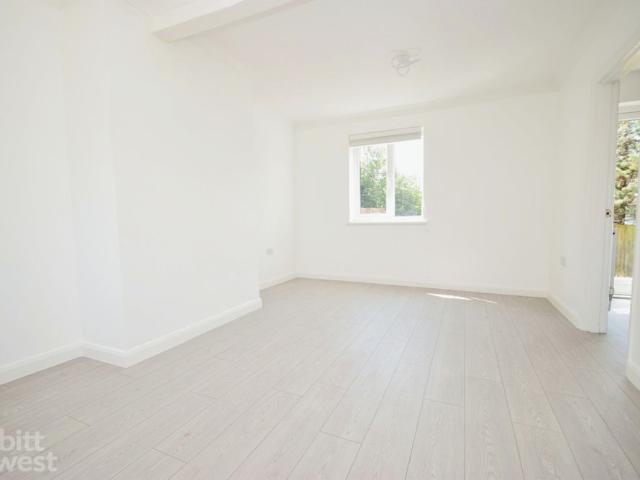 4 bedroom semi detached house to rent