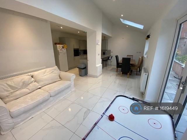 4 bedroom semi detached house to rent