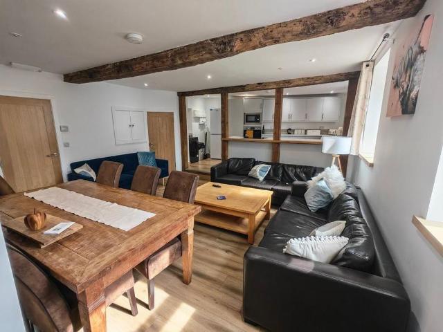 4 bedroom semi detached house to rent