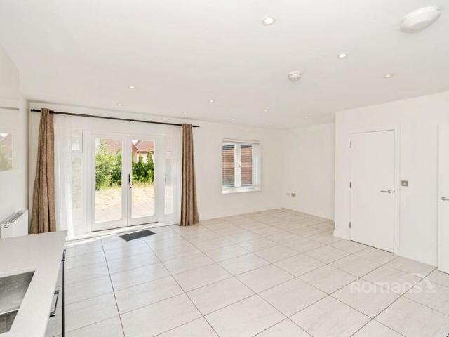 4 bedroom semi detached house to rent