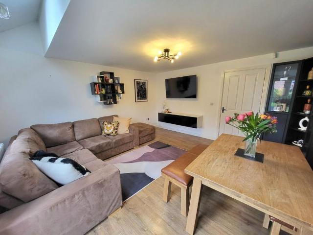 4 bedroom semi detached house to rent