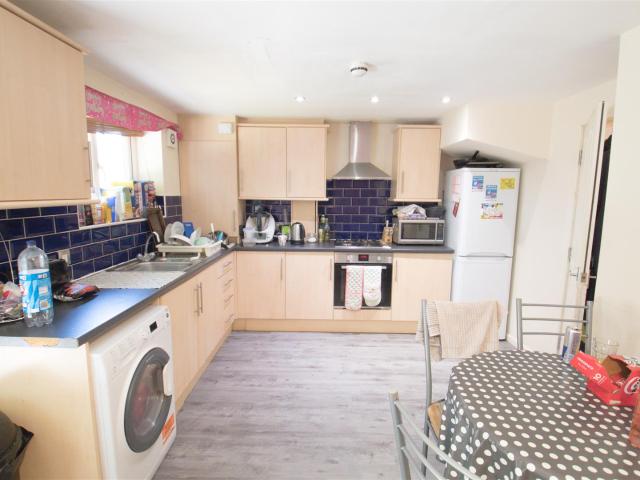 4 bedroom semi detached house to rent