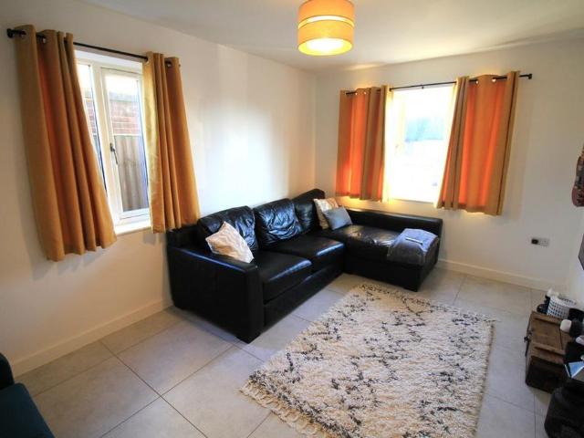 4 bedroom semi detached house to rent