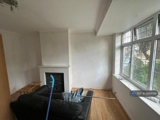 4 bedroom semi detached house to rent