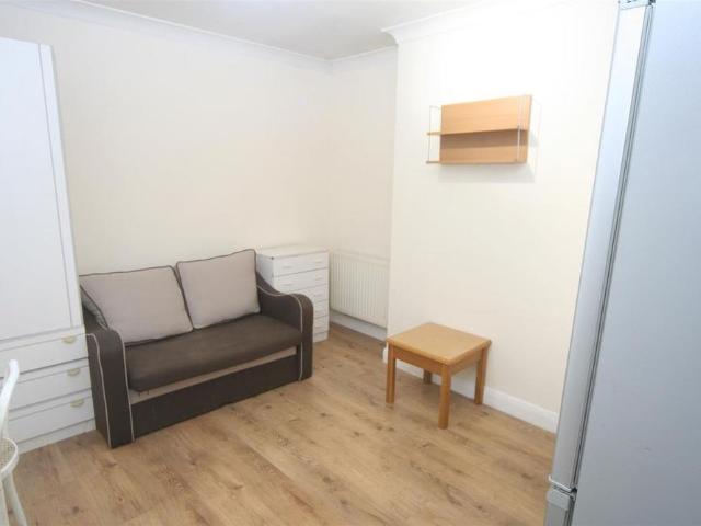4 bedroom semi detached house to rent