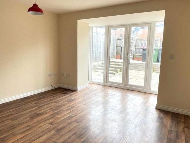 4 bedroom semi detached house to rent