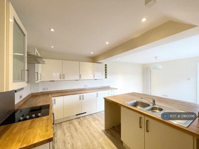 4 bedroom semi detached house to rent