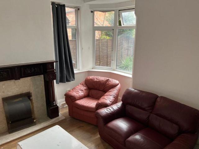 4 bedroom semi detached house to rent