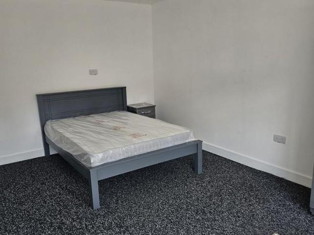 4 bedroom semi detached house to rent