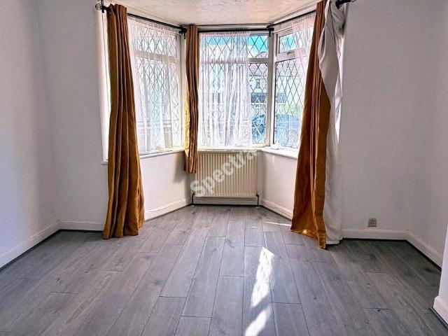 4 bedroom semi detached house to rent
