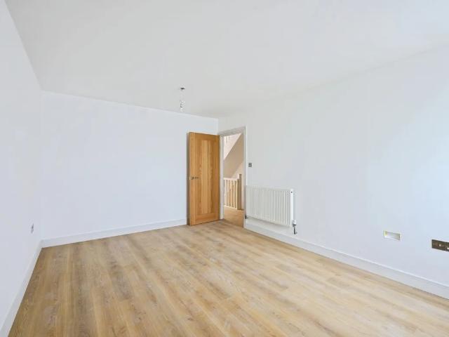4 bedroom semi detached house to rent