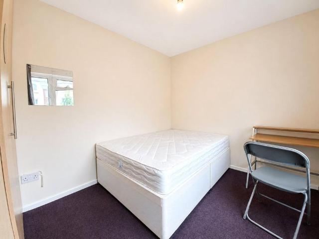 4 bedroom semi detached house to rent