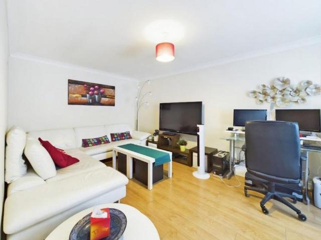 4 bedroom semi detached house to rent