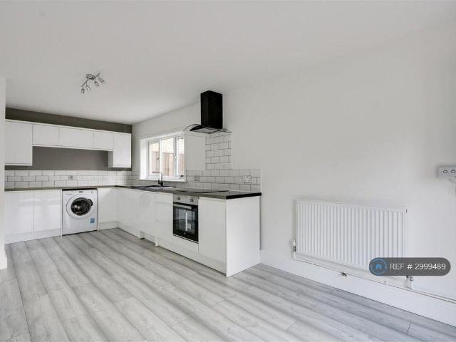 4 bedroom semi detached house to rent