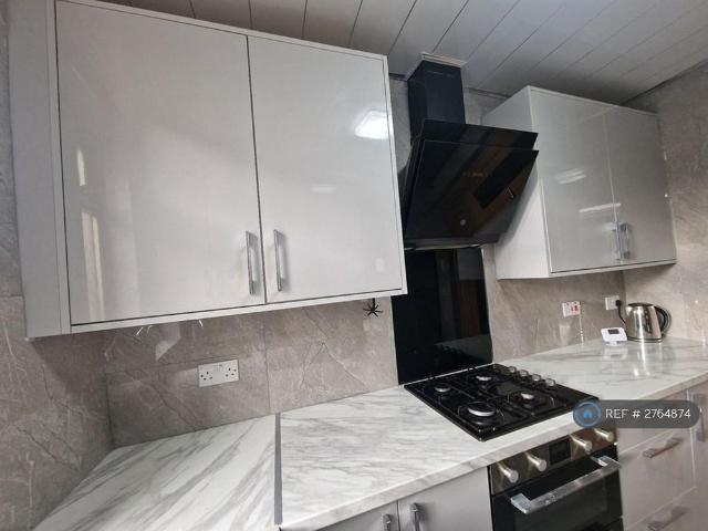 4 bedroom semi detached house to rent