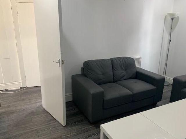 4 bedroom semi detached house to rent