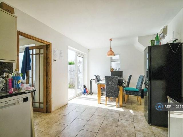 4 bedroom semi detached house to rent