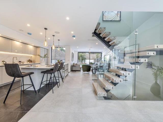 4 bedroom semi detached house to rent