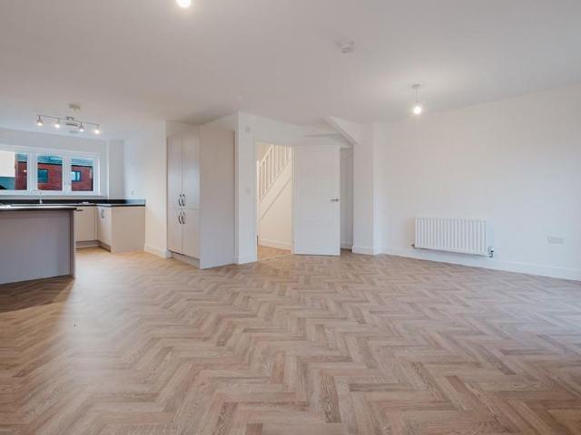 4 bedroom semi detached house to rent