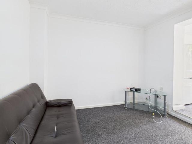 4 bedroom semi detached house to rent
