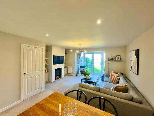 4 bedroom semi detached house to rent