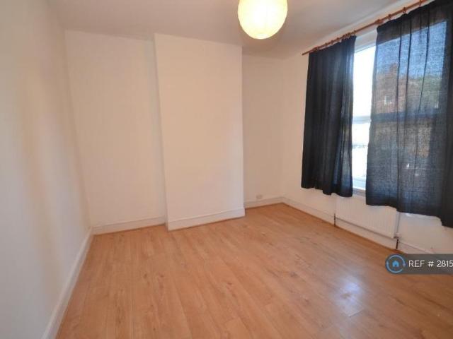 4 bedroom semi detached house to rent