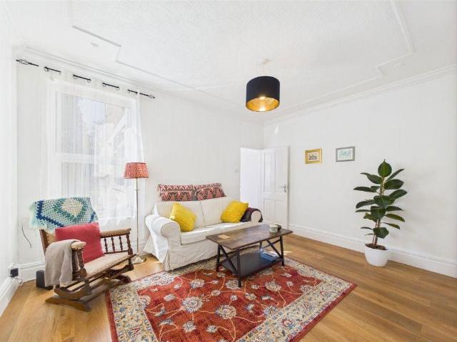 4 bedroom semi detached house to rent