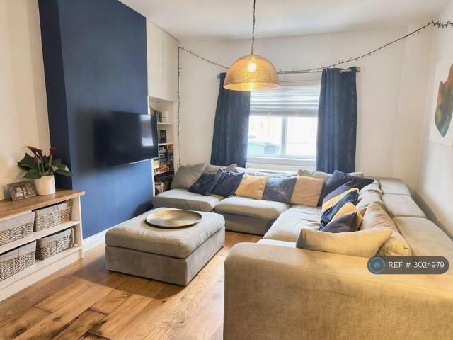 4 bedroom semi detached house to rent