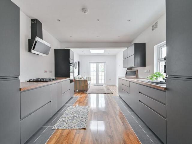 4 bedroom semi detached house to rent
