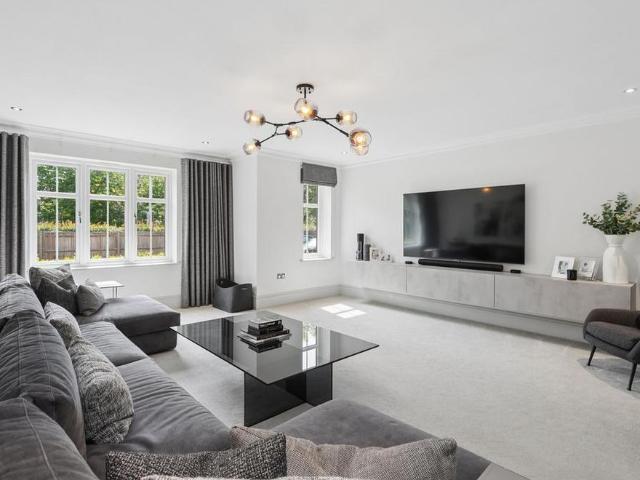 4 bedroom semi detached house to rent