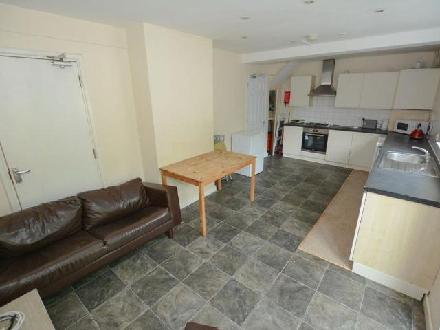 4 bedroom semi detached house to rent