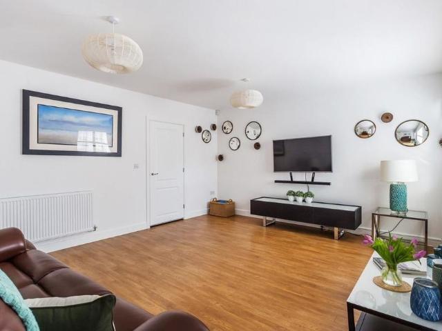 4 bedroom semi detached house to rent