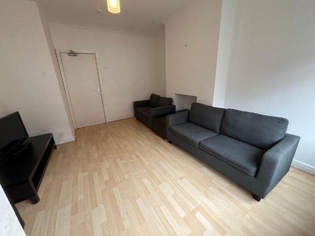 4 bedroom semi detached house to rent